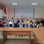 Младшая и средняя группы Студии . Номер "Веселый зонтик"